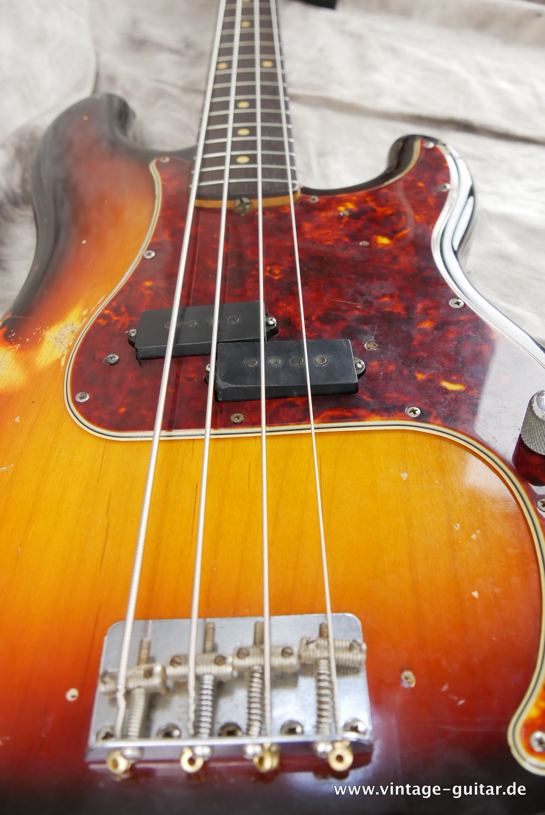 Fender-Precision-1961-sunburst-020.JPG