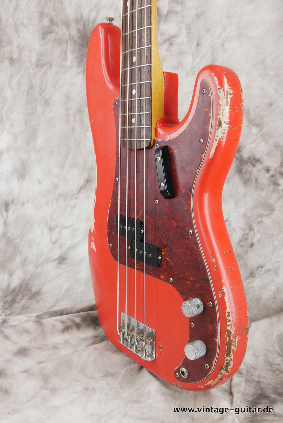 Fender-Precision-Bass-1965-fiesta-red-006.JPG