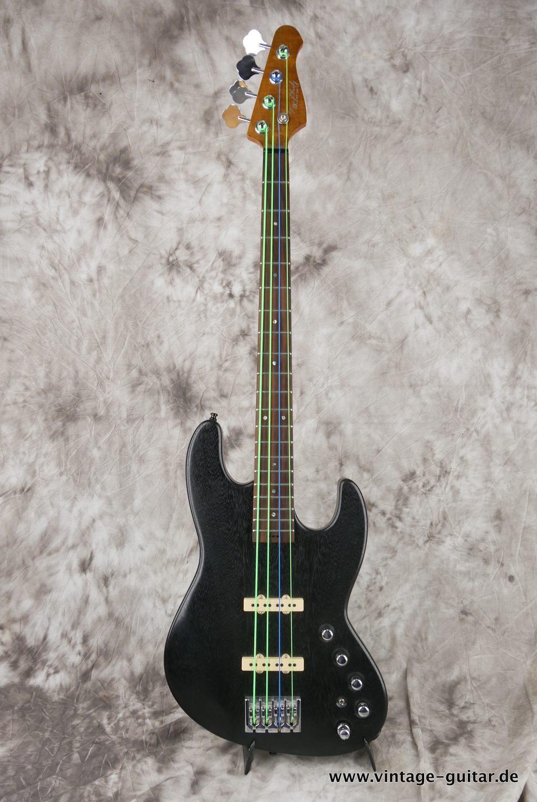 Nugz-Blacky-Anaconda-Jazz-Bass-2021-black-001.JPG