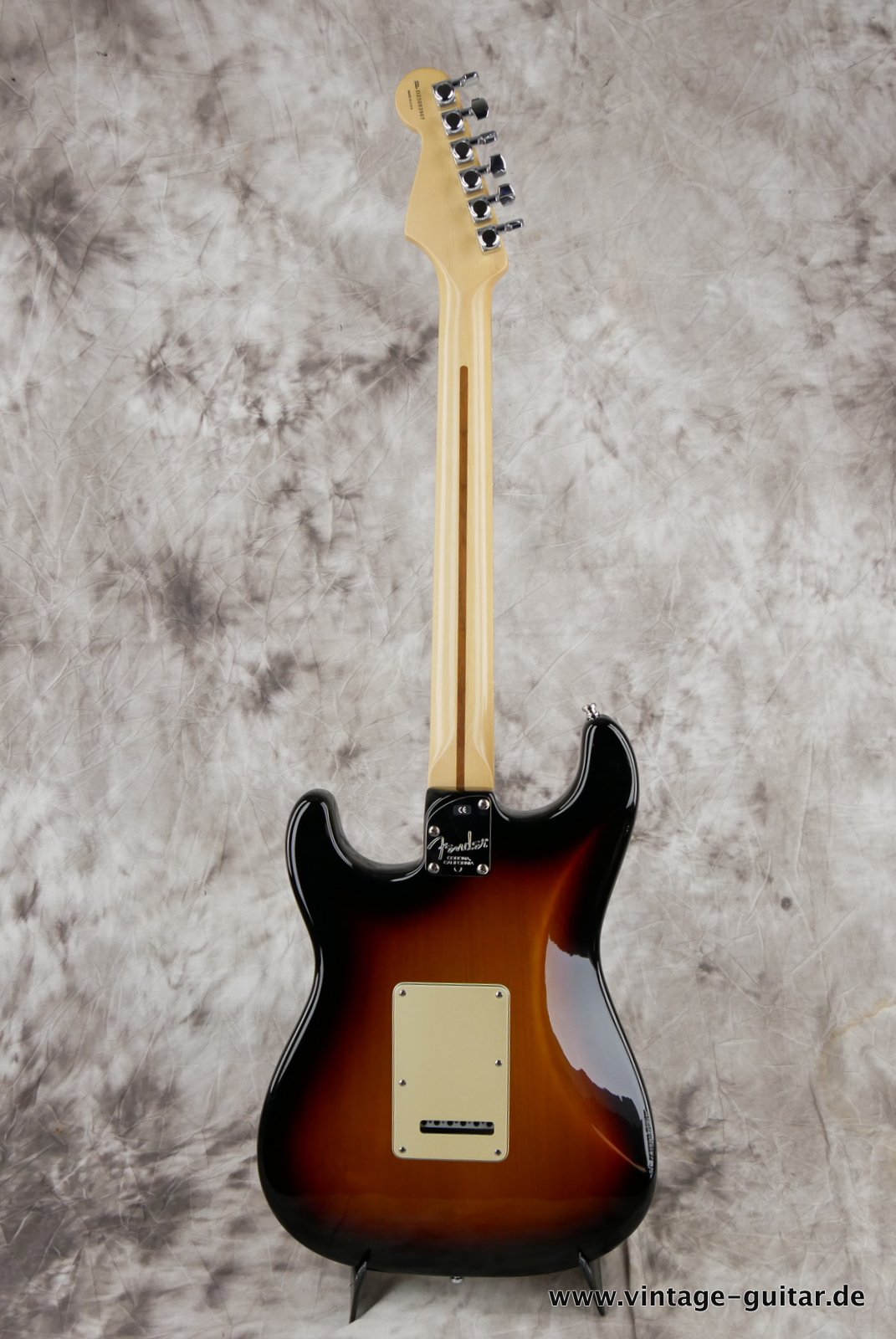 Fender_Startocaster_American_Deluxe_sunburst_samarium-cobalt-noiseless_tremolo_2005-002.JPG