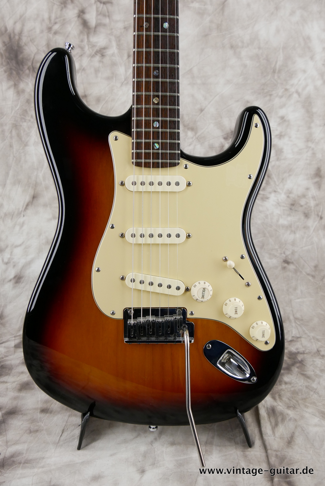 Fender_Startocaster_American_Deluxe_sunburst_samarium-cobalt-noiseless_tremolo_2005-007.JPG