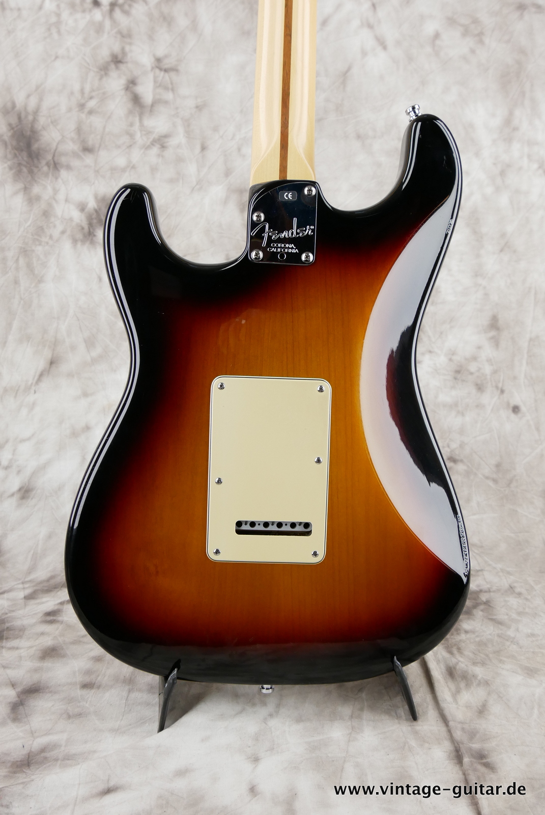Fender_Startocaster_American_Deluxe_sunburst_samarium-cobalt-noiseless_tremolo_2005-008.JPG
