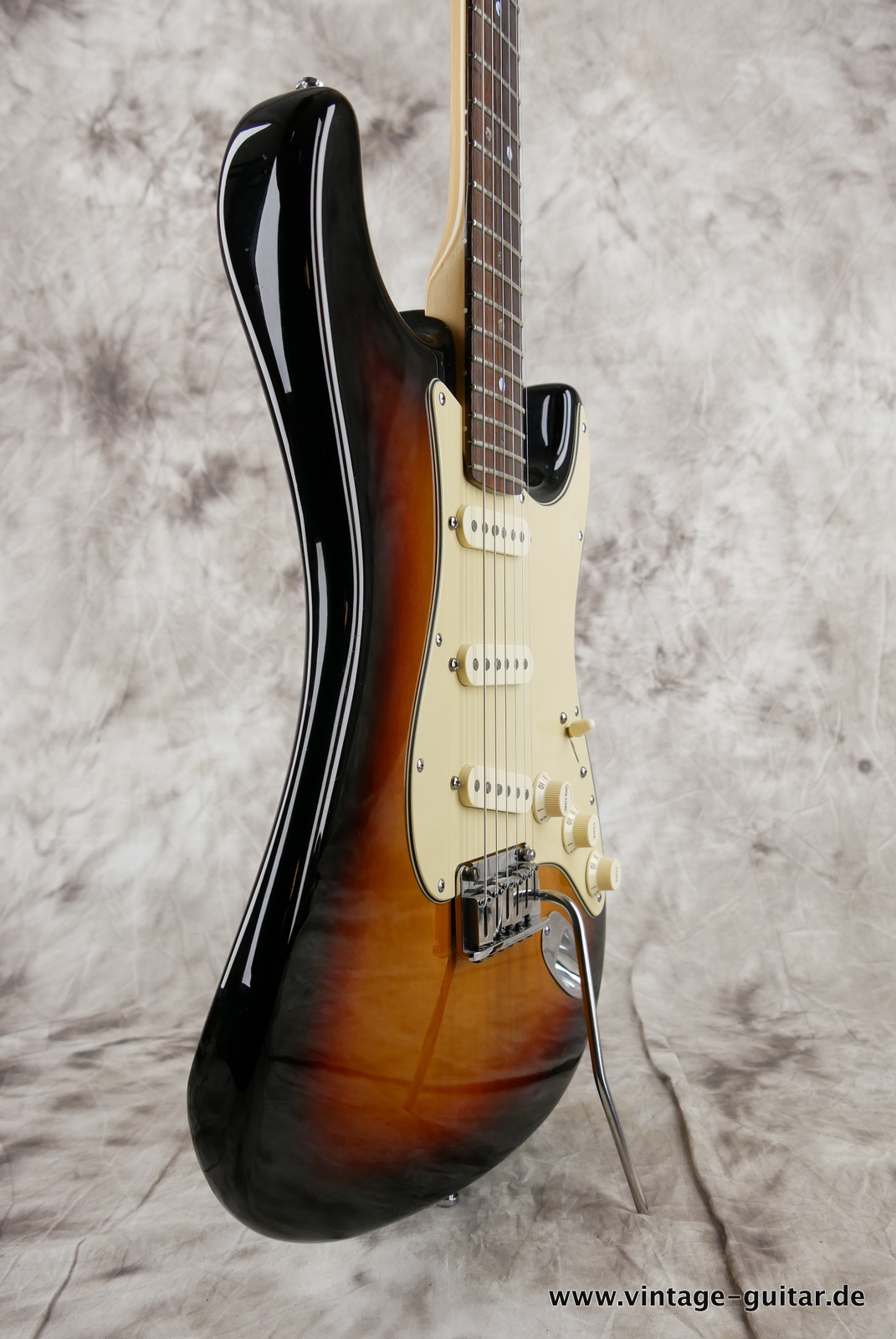 img/vintage/5280/Fender_Startocaster_American_Deluxe_sunburst_samarium-cobalt-noiseless_tremolo_2005-009.JPG
