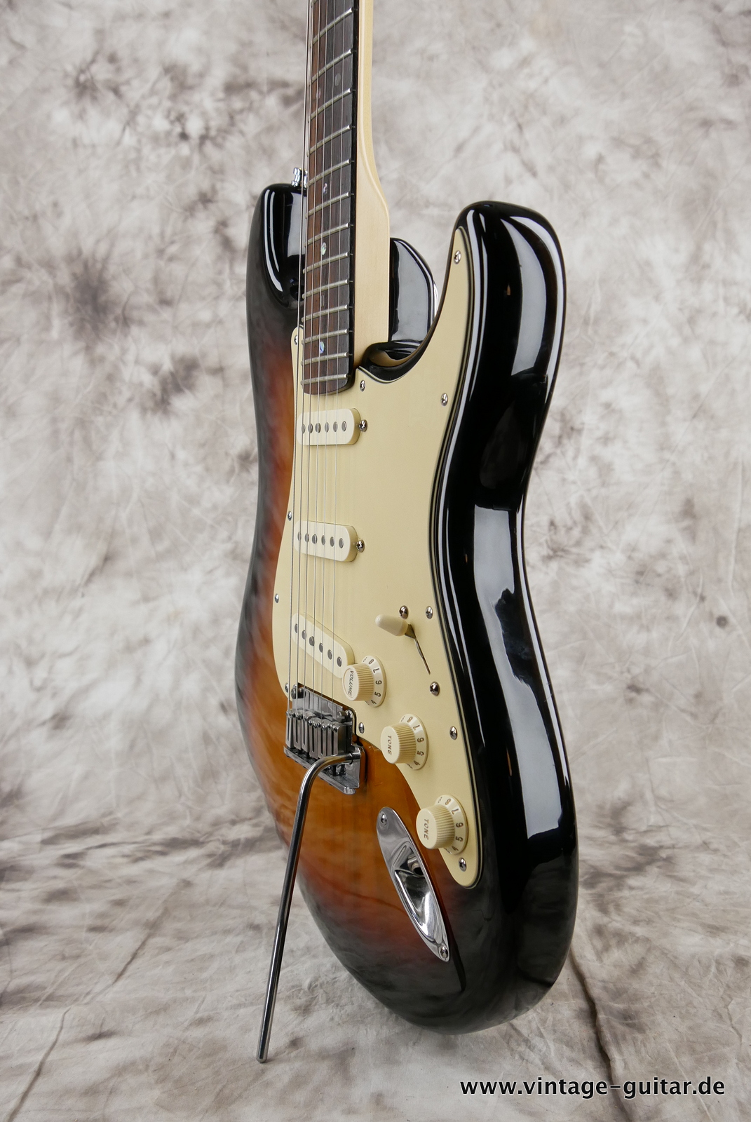 img/vintage/5280/Fender_Startocaster_American_Deluxe_sunburst_samarium-cobalt-noiseless_tremolo_2005-010.JPG