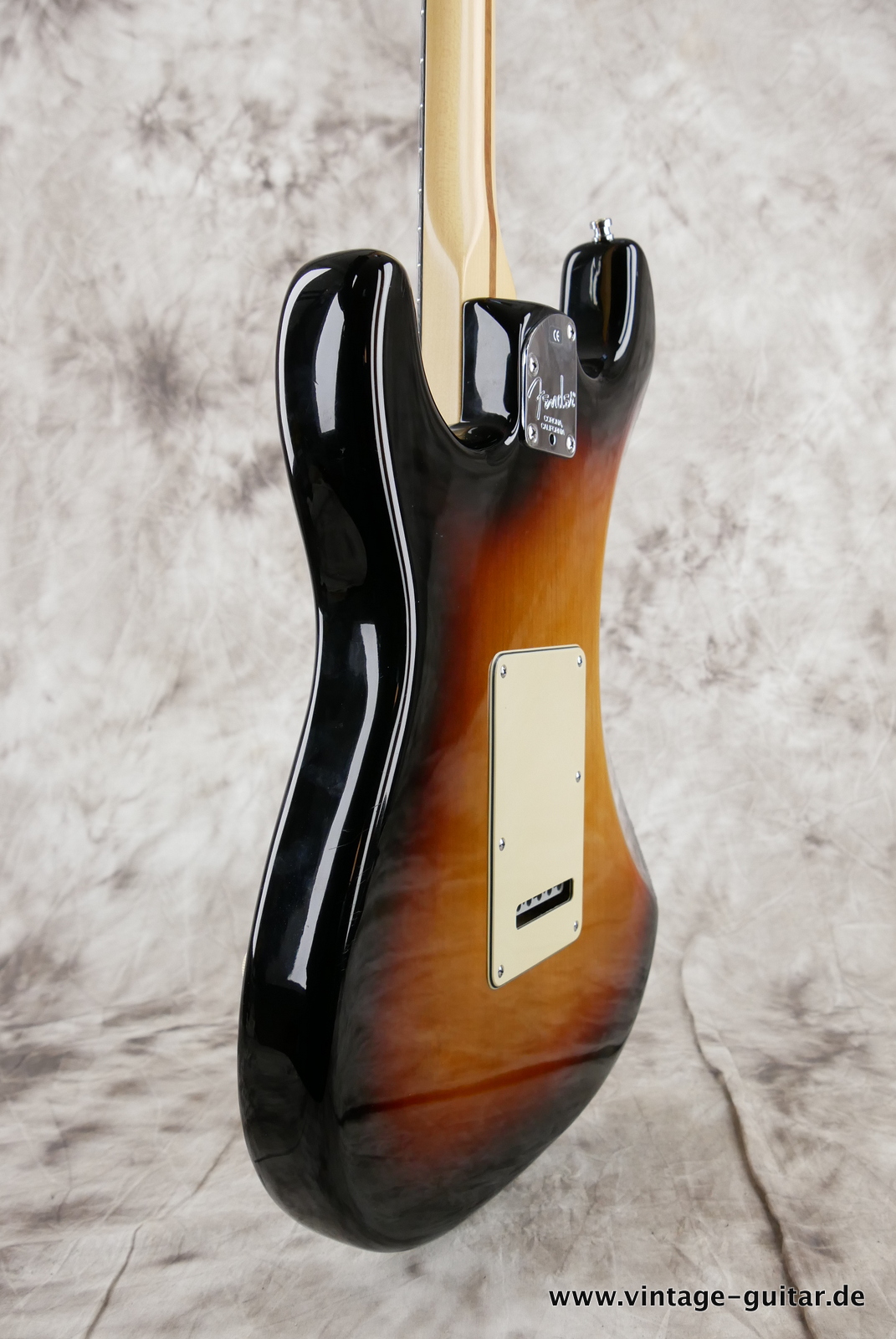 Fender_Startocaster_American_Deluxe_sunburst_samarium-cobalt-noiseless_tremolo_2005-011.JPG