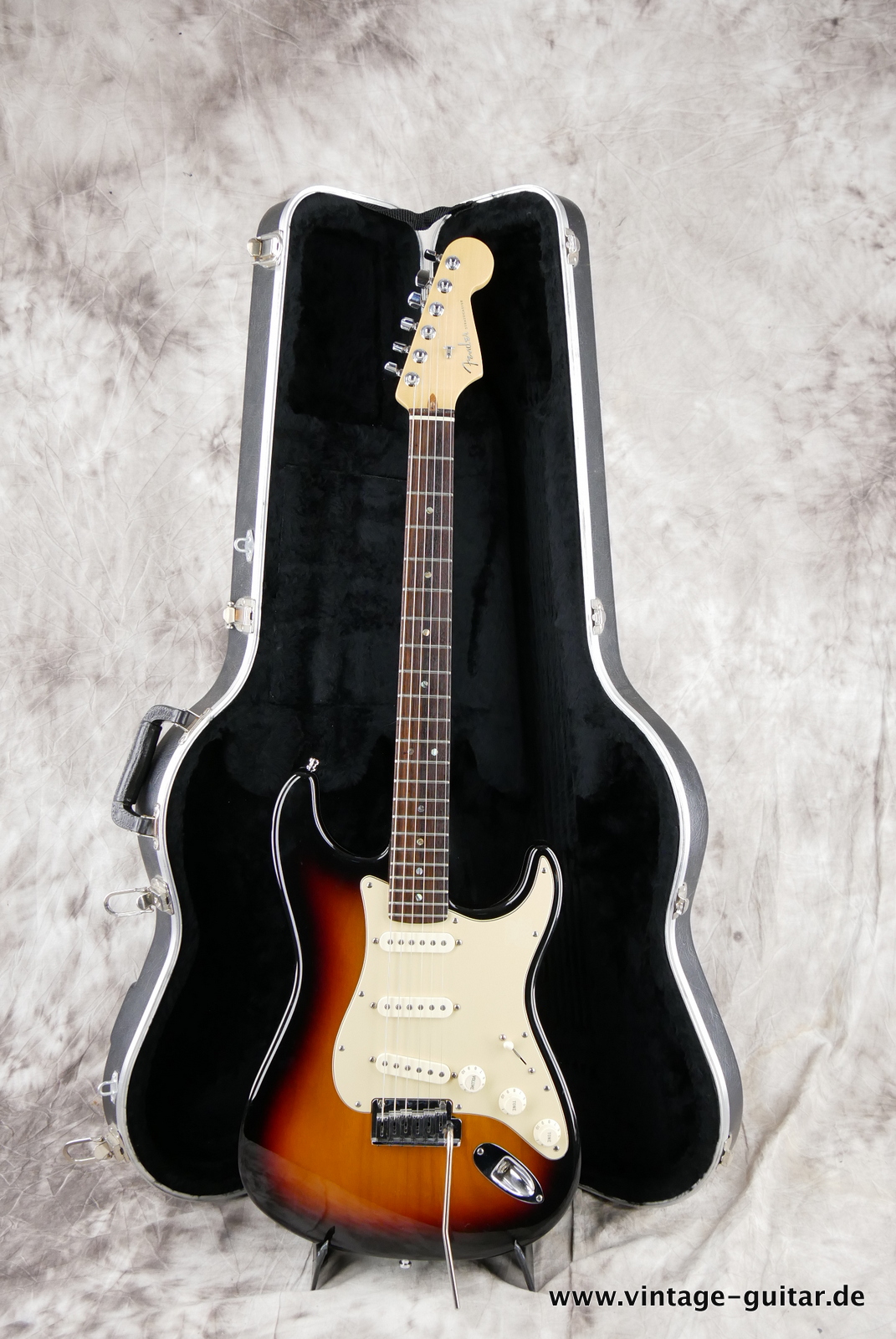 img/vintage/5280/Fender_Startocaster_American_Deluxe_sunburst_samarium-cobalt-noiseless_tremolo_2005-013.JPG