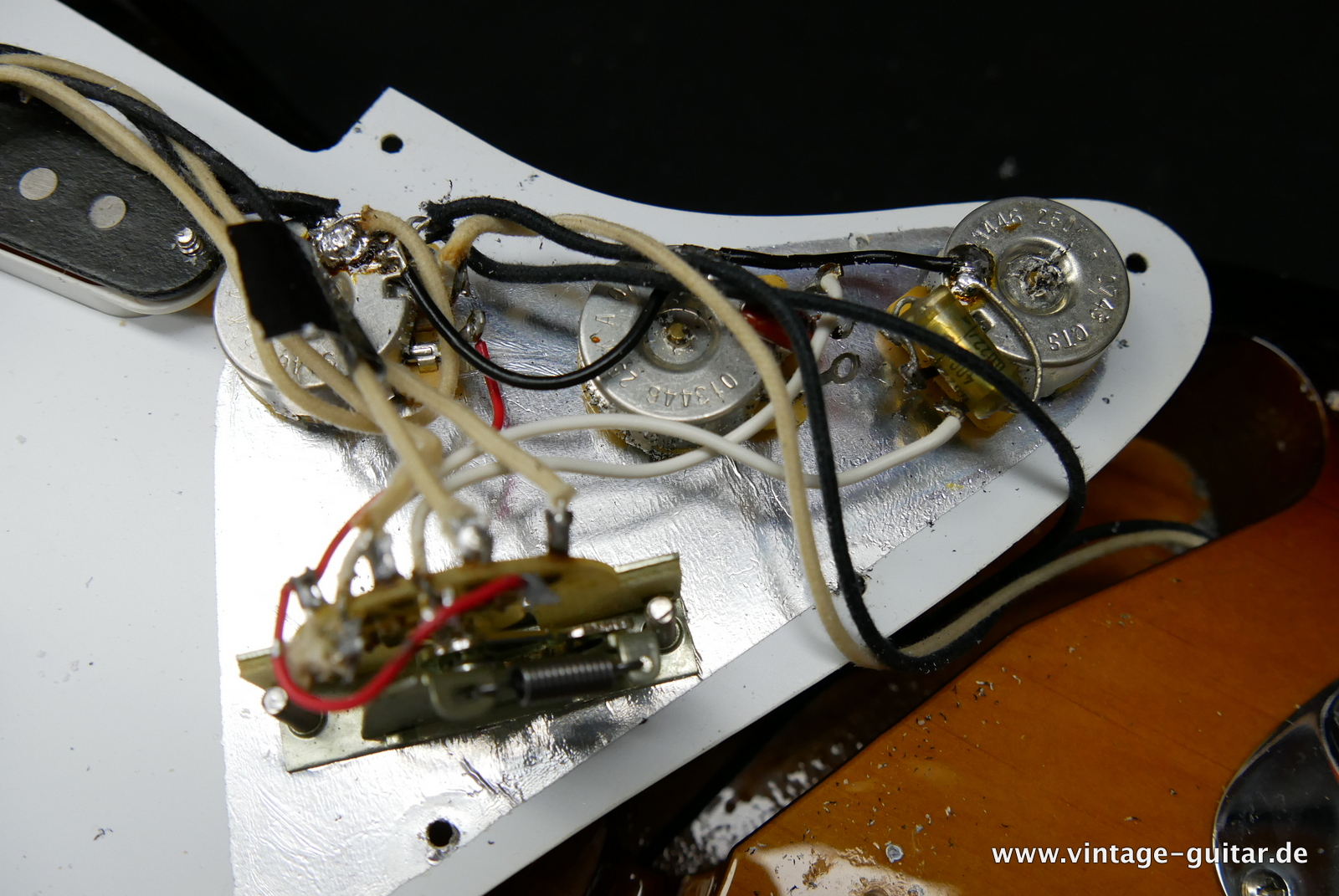 img/vintage/5287/Fender_Stratocaster_crafted_in_Japan_sunburst_two_piont_tromolo_3,76kg-015.JPG