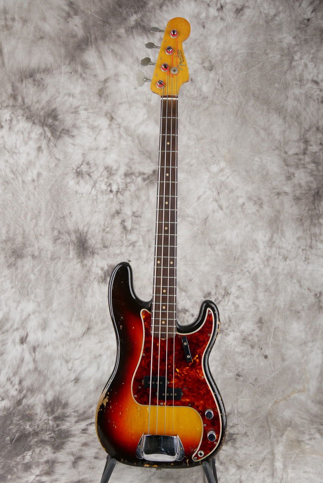 Fender_Precision_Bass_sunburst_1961-001.JPG