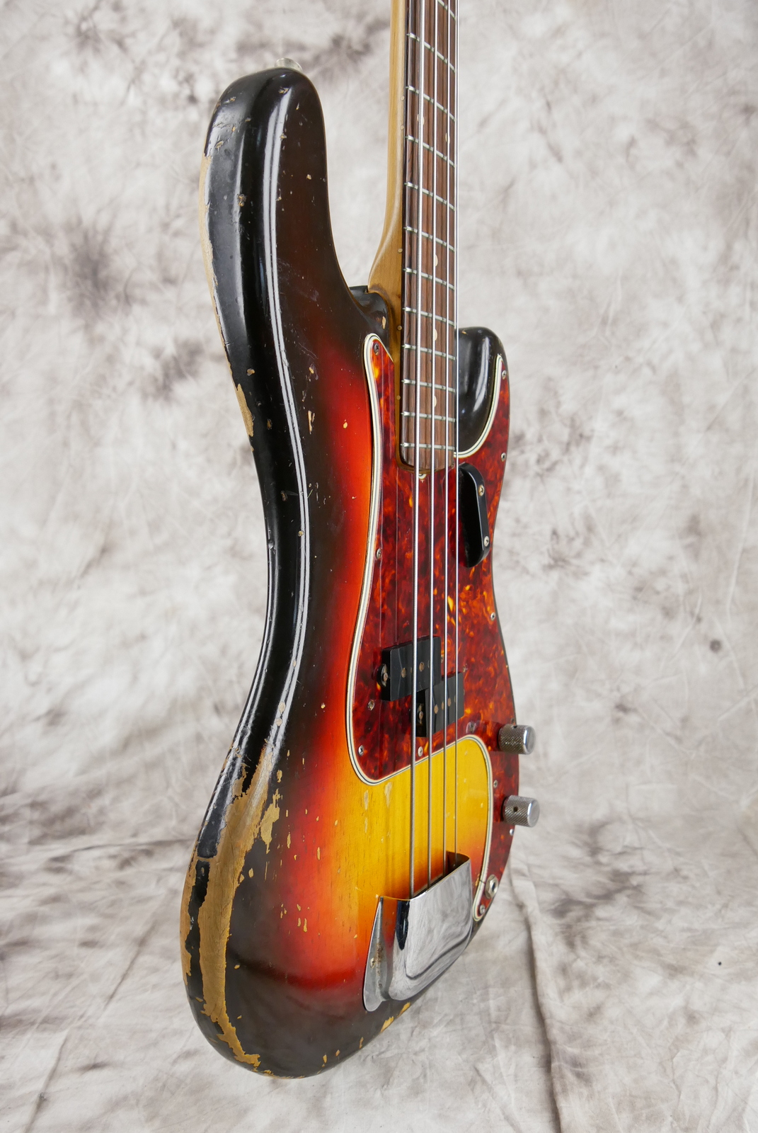 Fender_Precision_Bass_sunburst_1961-005.JPG