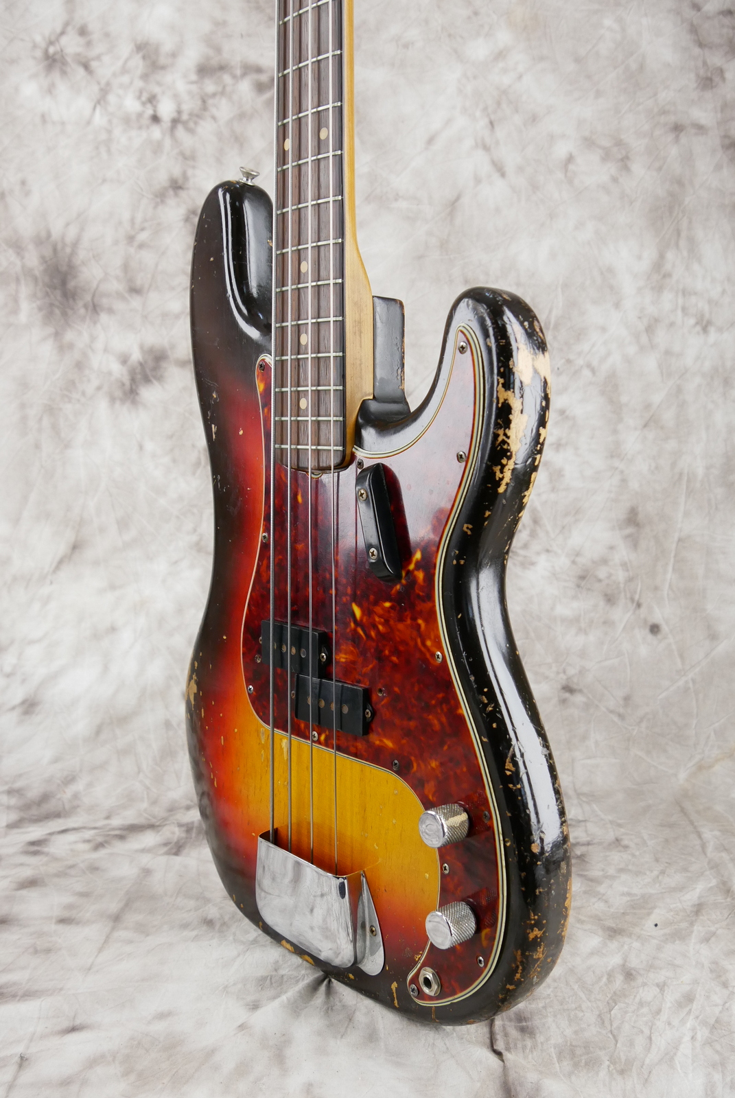 Fender_Precision_Bass_sunburst_1961-006.JPG