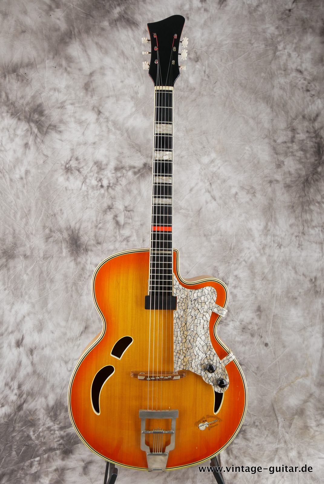 Hoyer_Broadway_1962_cherry_sunburst_germany_german_archtop_pickup_2,84kg-001.JPG