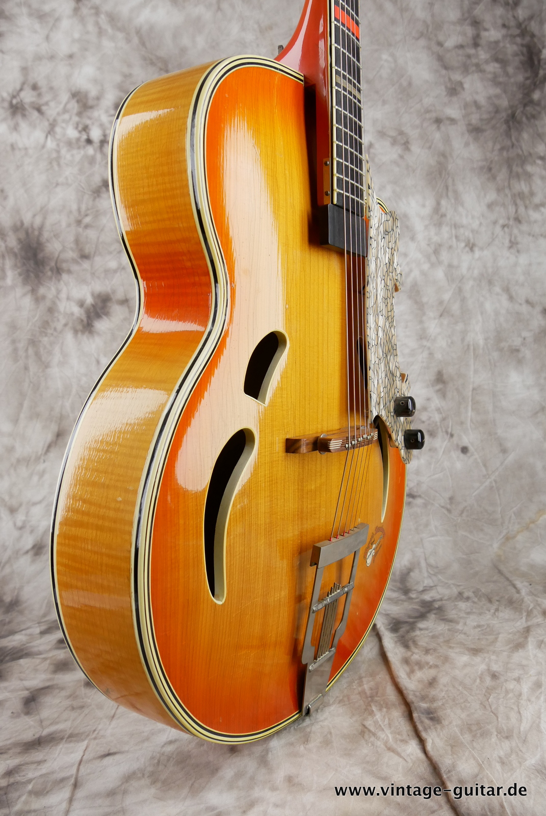 Hoyer_Broadway_1962_cherry_sunburst_germany_german_archtop_pickup_2,84kg-005.JPG