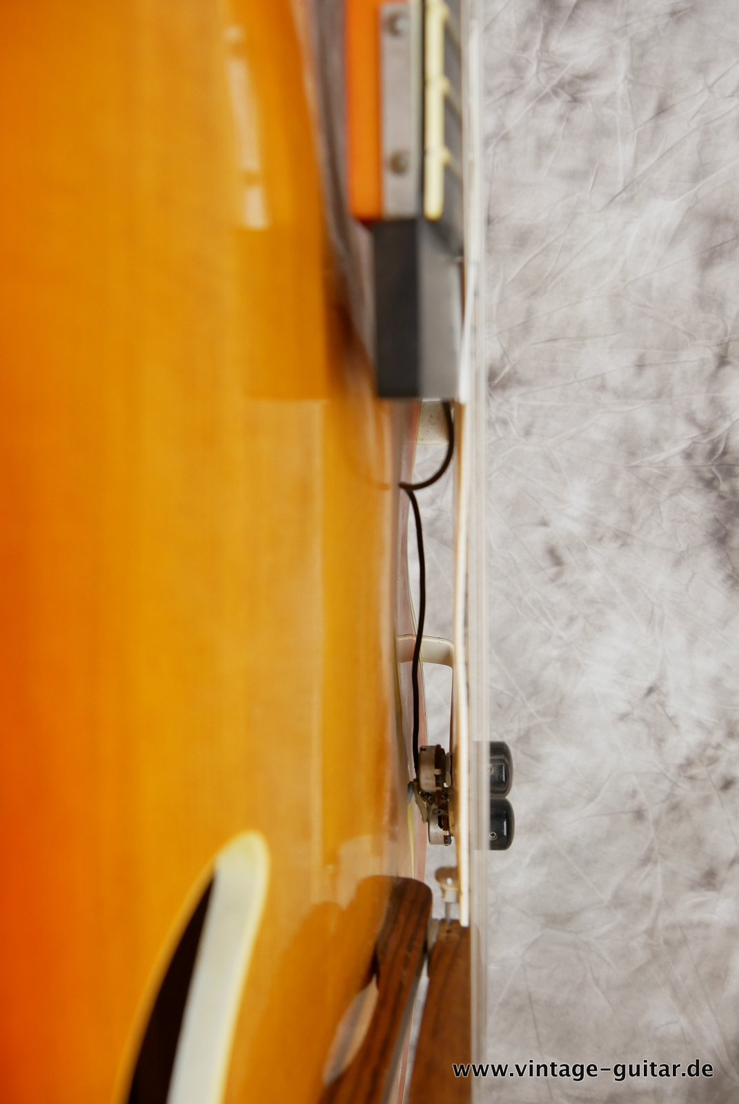 Hoyer_Broadway_1962_cherry_sunburst_germany_german_archtop_pickup_2,84kg-016.JPG