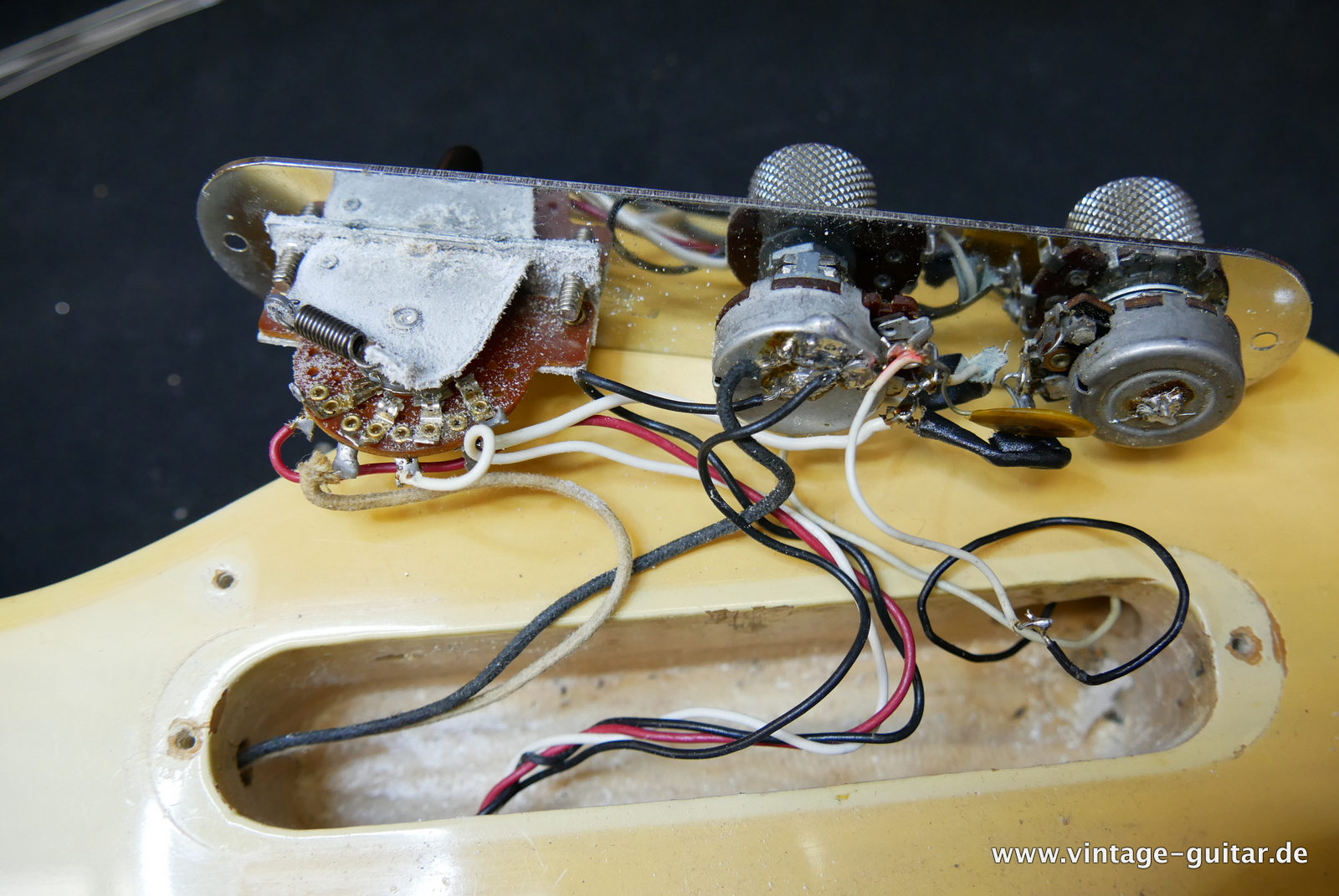 img/vintage/5299/Fender_Telecaster_Bigsby_5_way_switch_1973_blonde_4,2kg-015.JPG