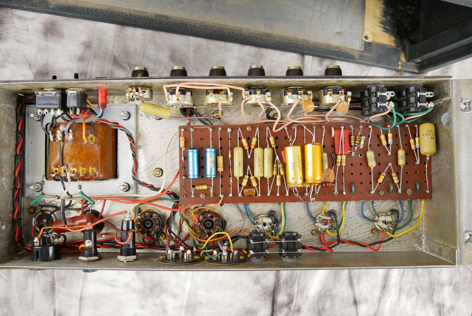 img/vintage/5308/Marshall_JMP_1987_Plexi_Great_Britain_black_1968-016.JPG