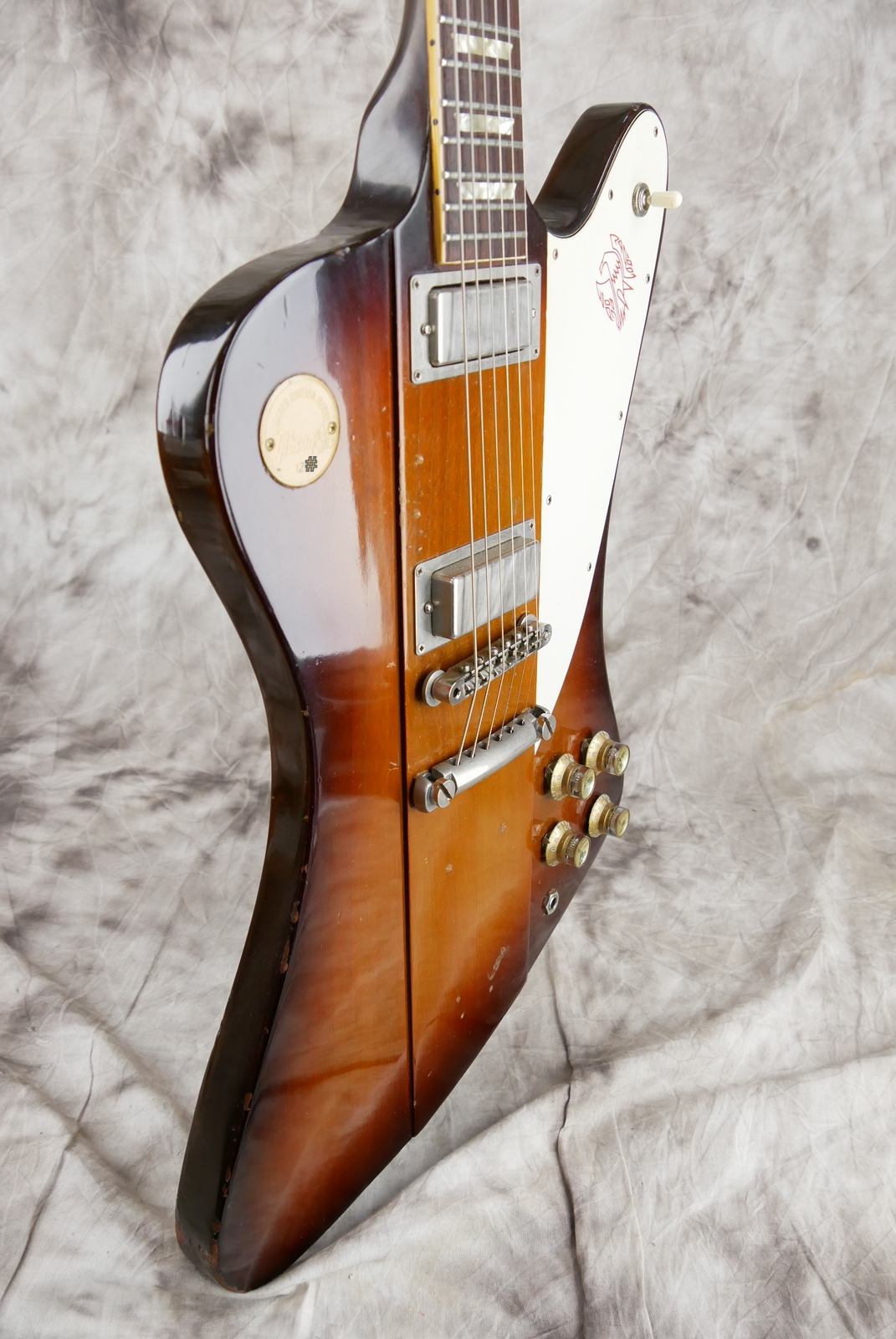 Gibson_Firebird_V_Medallion_limited_edition_sunburst_1972-005.JPG