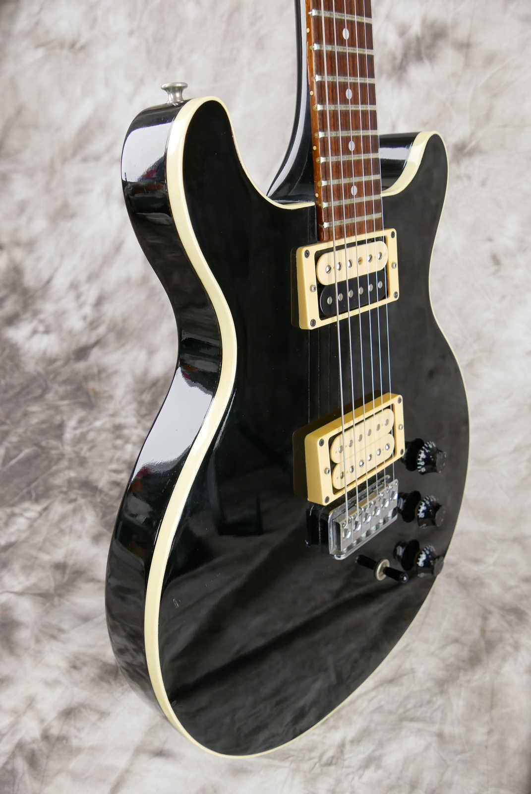 Hamer_Sunburst_USA_Tom_Holmes_black_1979-005.JPG