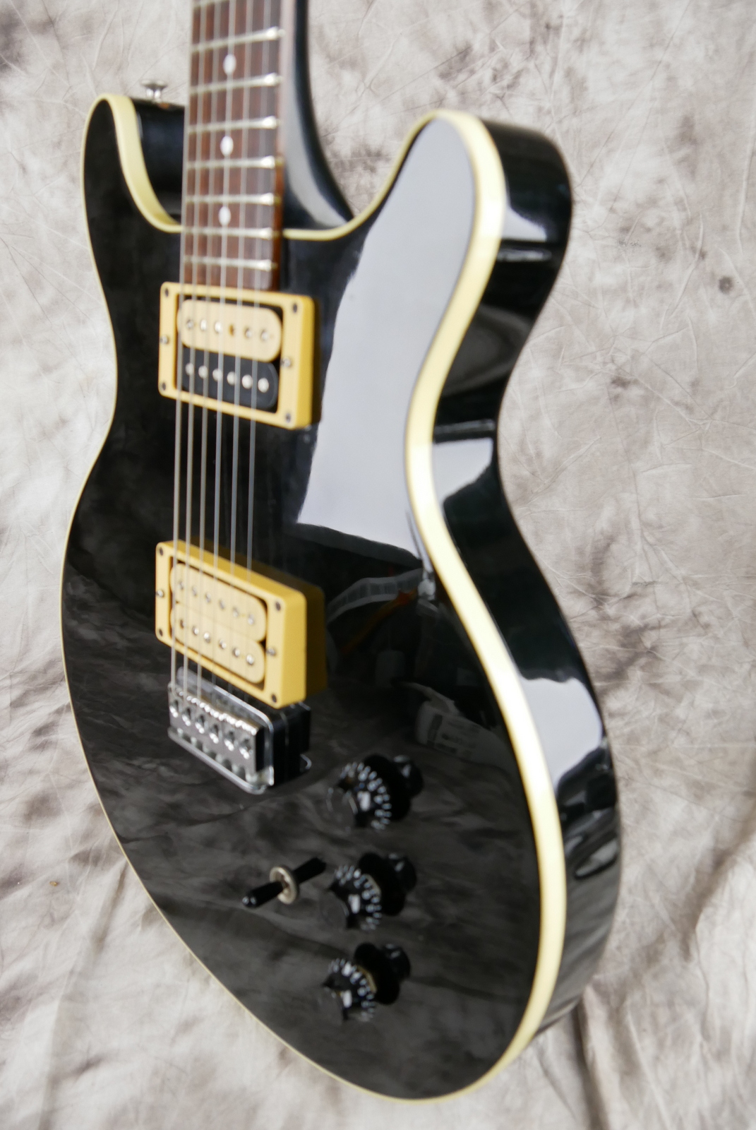 Hamer_Sunburst_USA_Tom_Holmes_black_1979-006.JPG