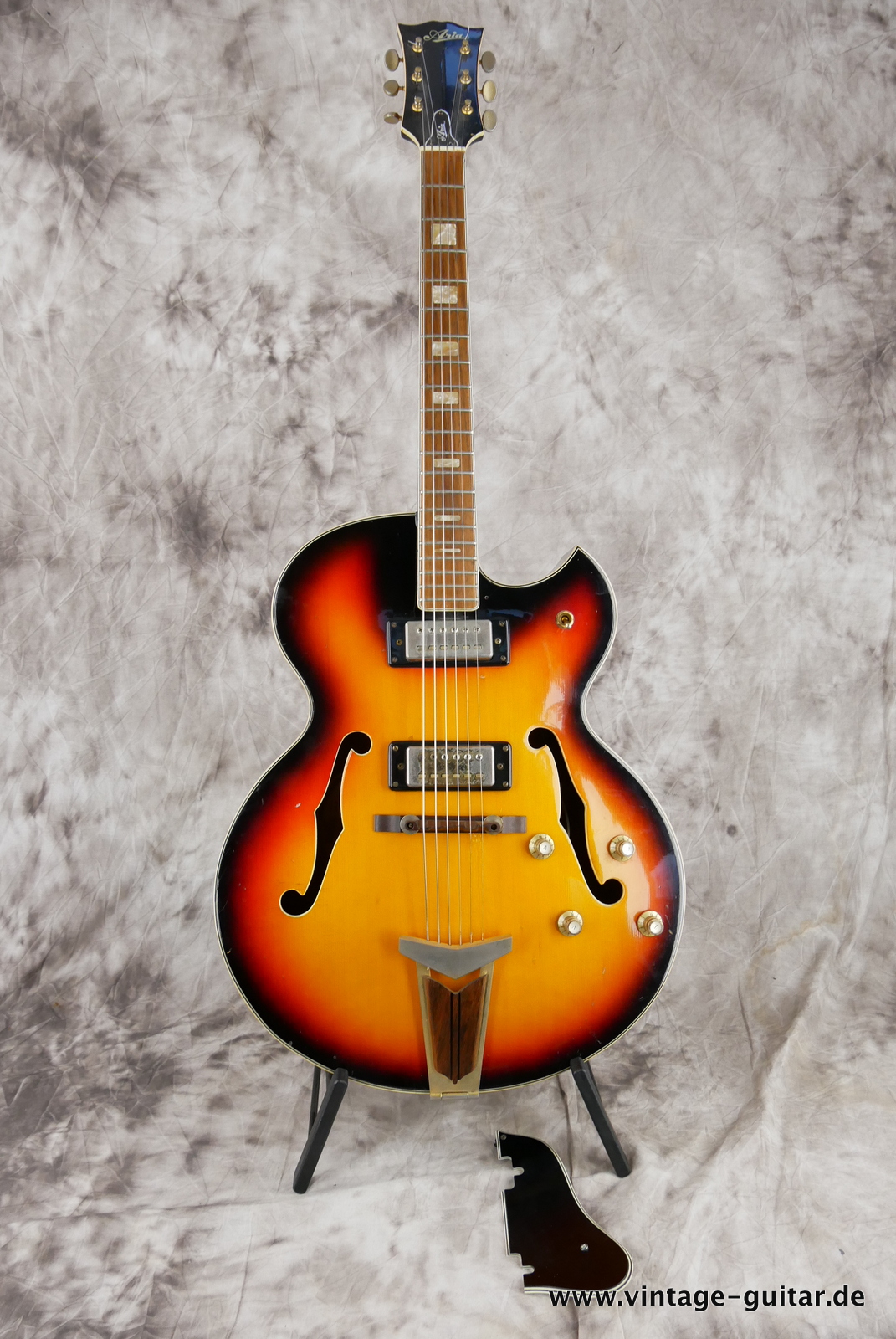 Aria-1362G-60s-sunburst-001.JPG