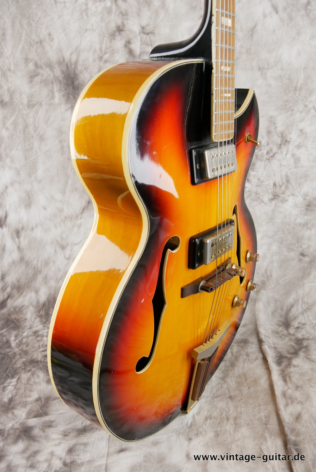 Aria-1362G-60s-sunburst-009.JPG