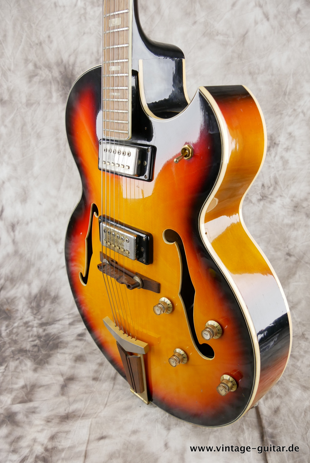 Aria-1362G-60s-sunburst-010.JPG