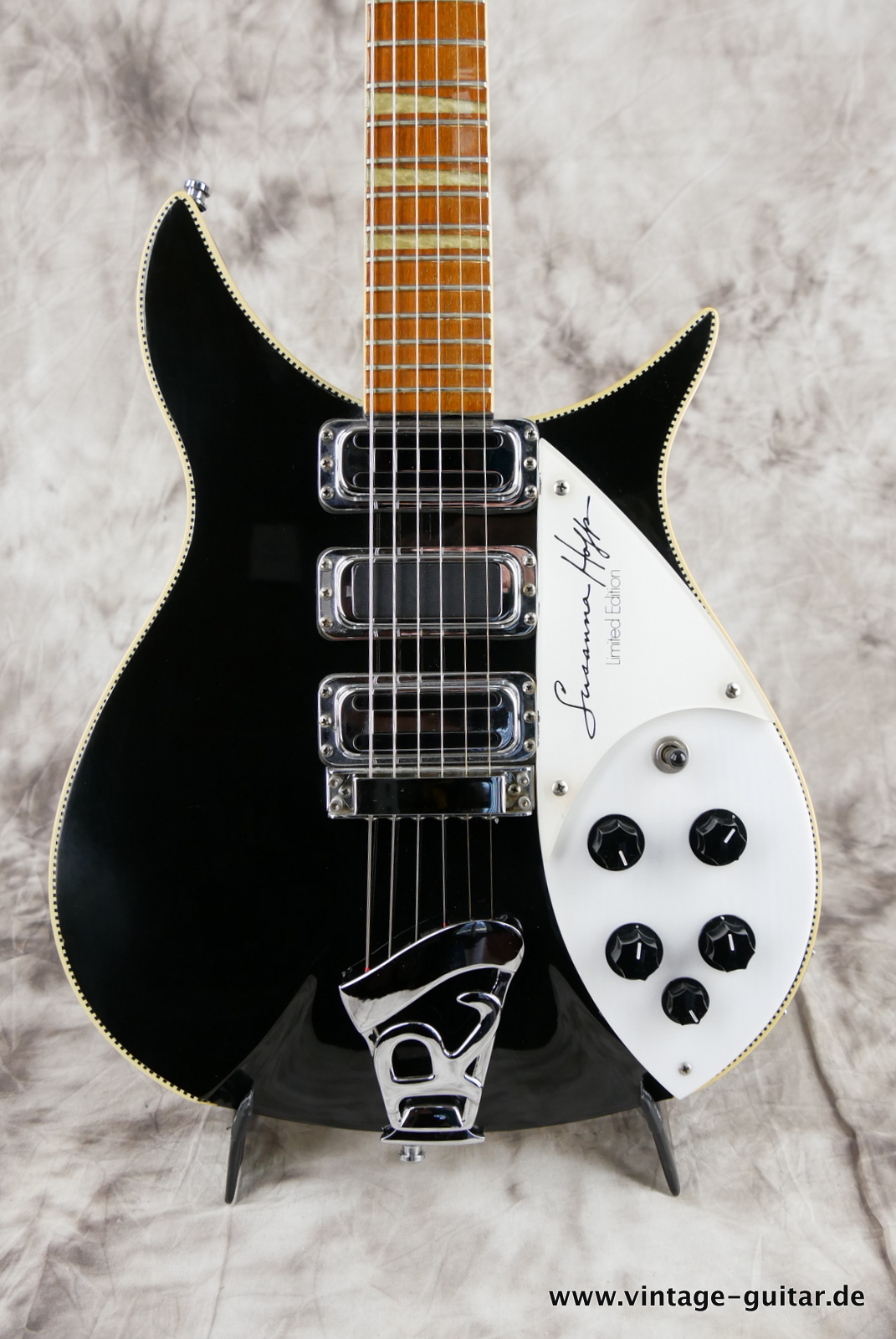 img/vintage/5316/Rickenbacker_350SH_Suanna_Hoff_Hoffs_signature_limited_editiom_1989_jetglo_checkered_binding-023.JPG