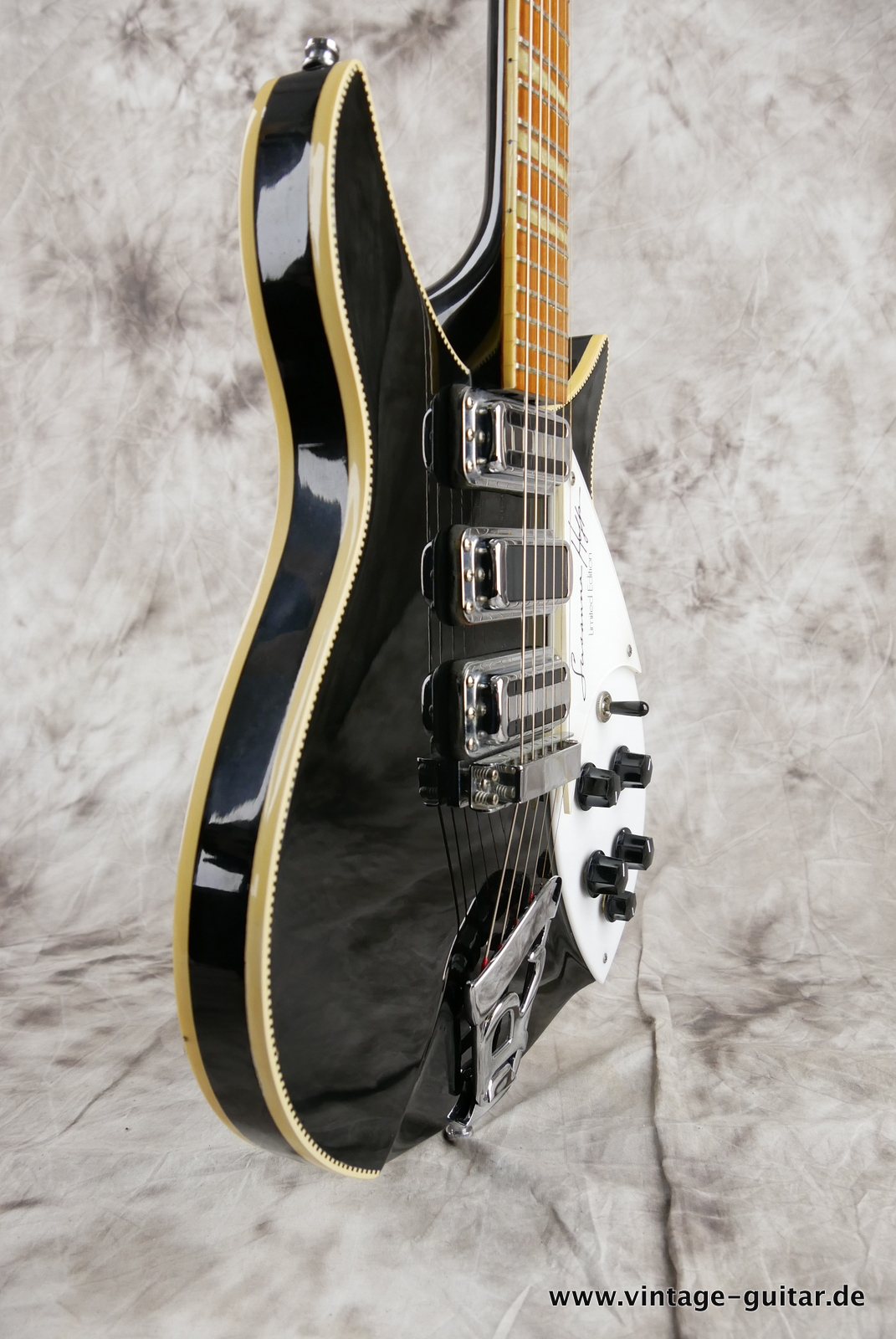 img/vintage/5316/Rickenbacker_350SH_Suanna_Hoff_Hoffs_signature_limited_editiom_1989_jetglo_checkered_binding-025.JPG