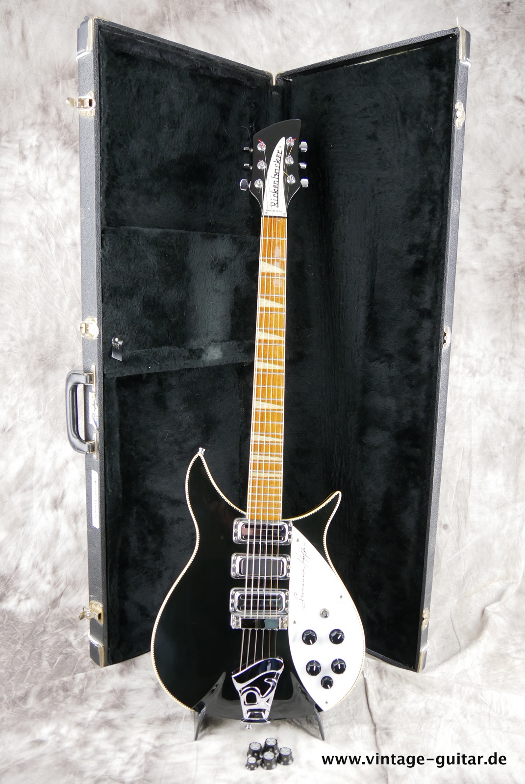 img/vintage/5316/Rickenbacker_350SH_Suanna_Hoff_Hoffs_signature_limited_editiom_1989_jetglo_checkered_binding-040.JPG