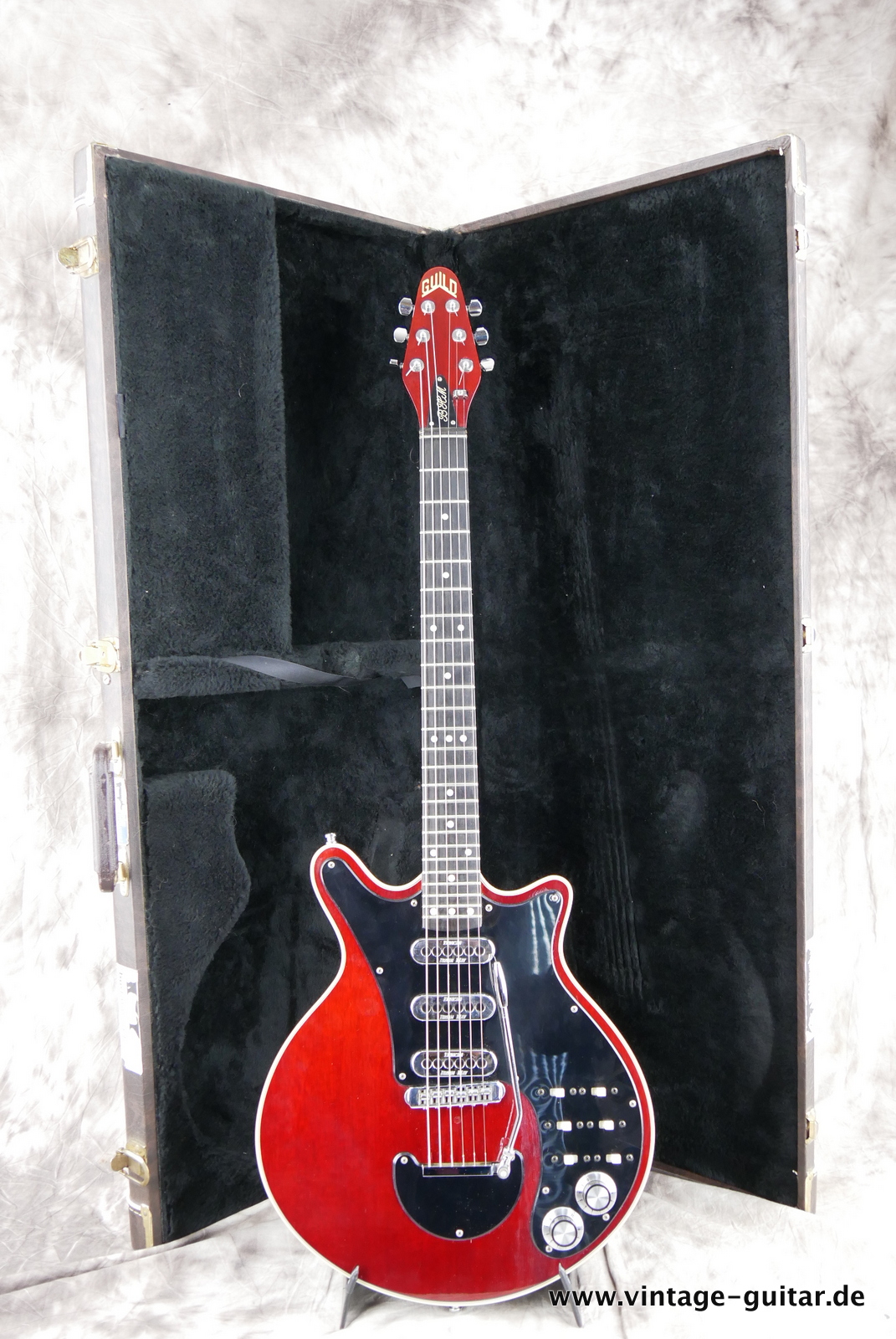 img/vintage/5317/Guild_Brain_May_signature_BM01_red_custom_1993_tremolo-016.JPG