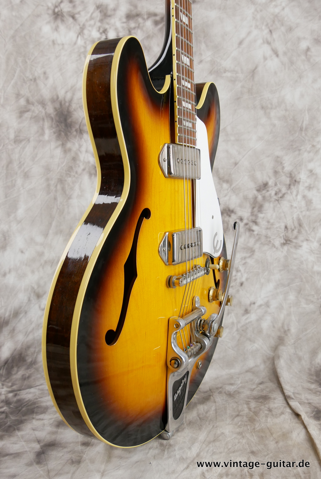 Epiphone_Casino_Revolution_John_Lennon_1965_sunburst_limited_edition_1999-005.JPG