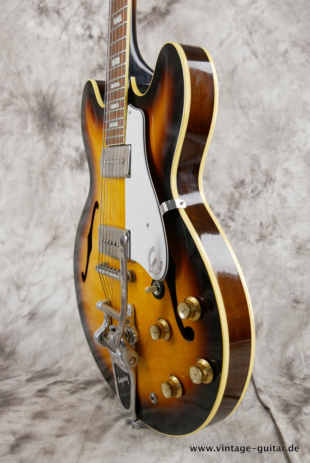 Epiphone_Casino_Revolution_John_Lennon_1965_sunburst_limited_edition_1999-006.JPG