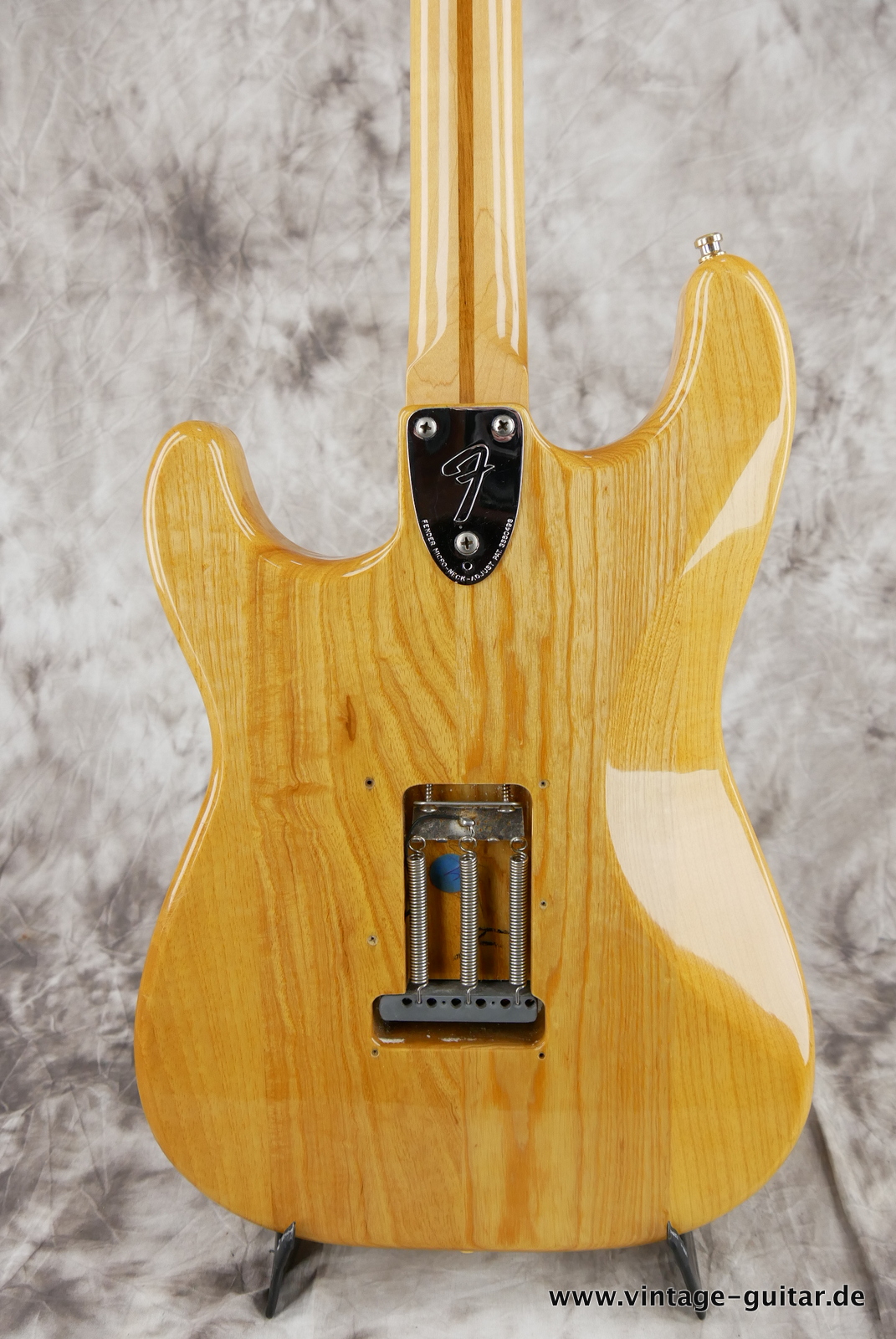 Fender_Stratocaster_70s_reissue_maple_neck_1999_Mexico-004.JPG