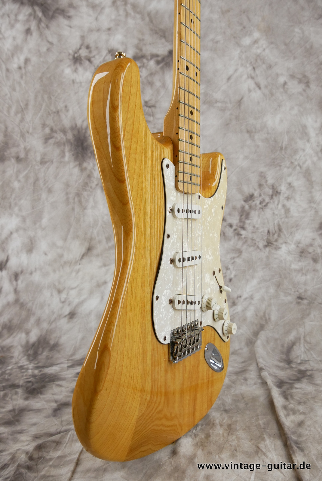 Fender_Stratocaster_70s_reissue_maple_neck_1999_Mexico-005.JPG