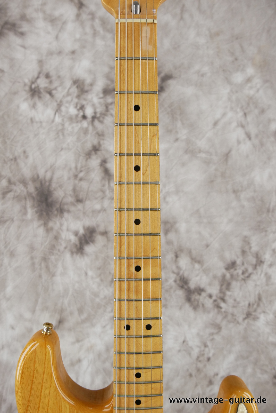 Fender_Stratocaster_70s_reissue_maple_neck_1999_Mexico-011.JPG