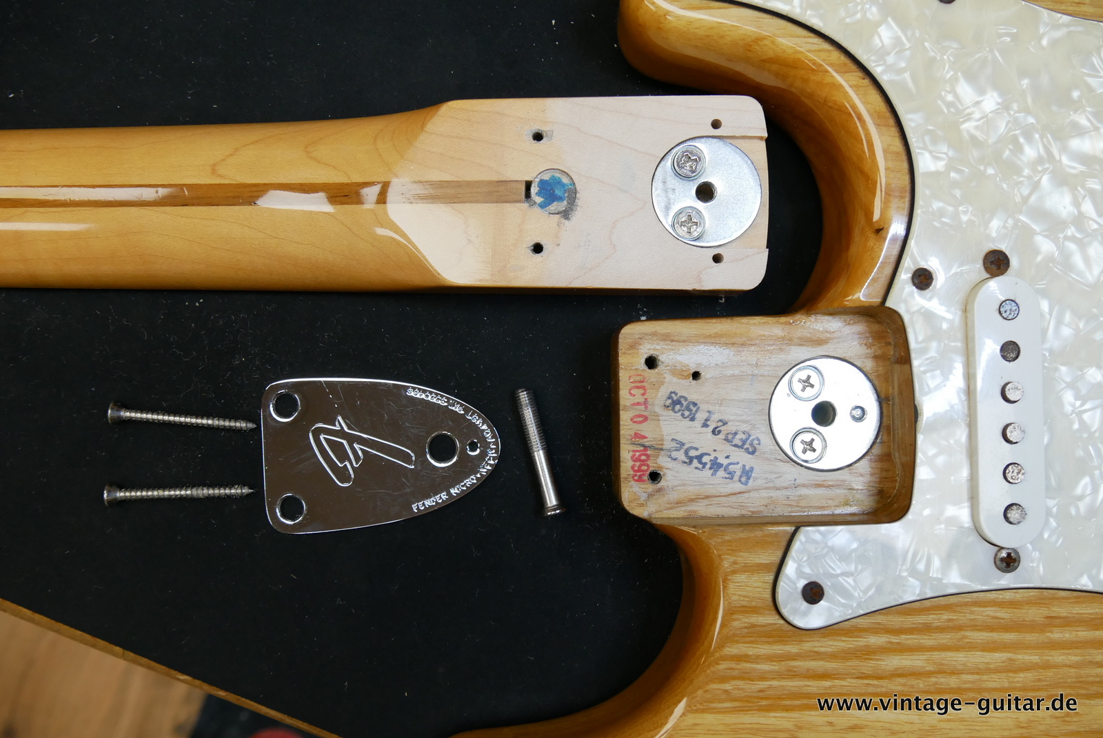 img/vintage/5322/Fender_Stratocaster_70s_reissue_maple_neck_1999_Mexico-013.JPG
