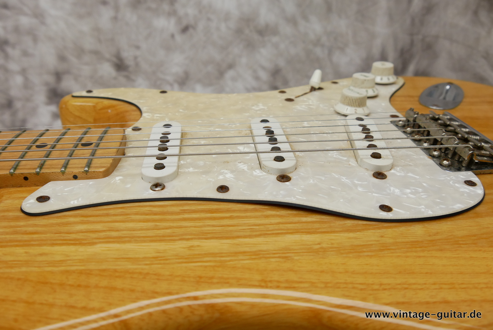 Fender_Stratocaster_70s_reissue_maple_neck_1999_Mexico-016.JPG