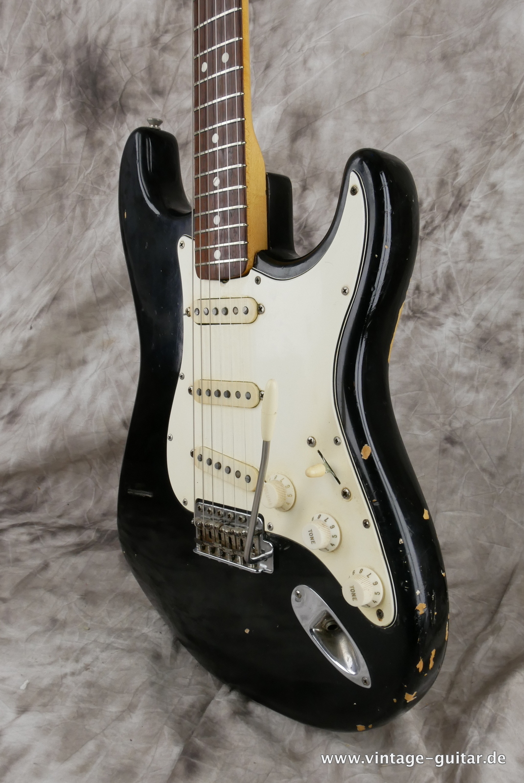 Fender_Stratocaster_1969_black-006.JPG