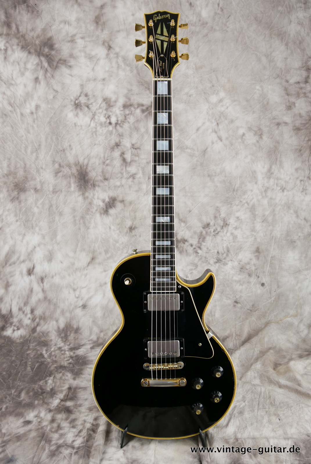Gibson-Les-Paul-Custom-1969-one-piece-body-and-neck-black-001.JPG