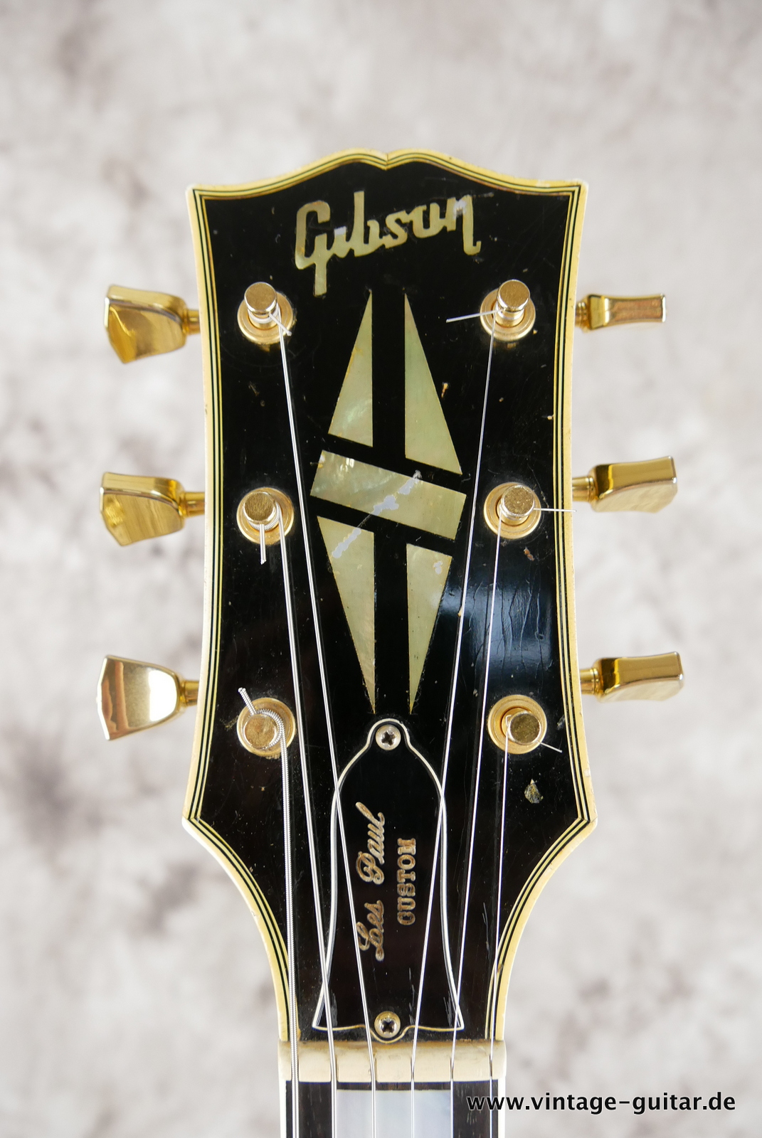 Gibson-Les-Paul-Custom-1969-one-piece-body-and-neck-black-003.JPG