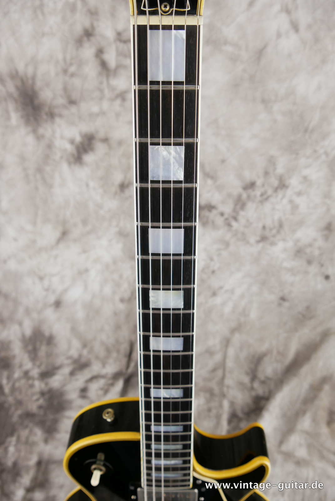 Gibson-Les-Paul-Custom-1969-one-piece-body-and-neck-black-005.JPG