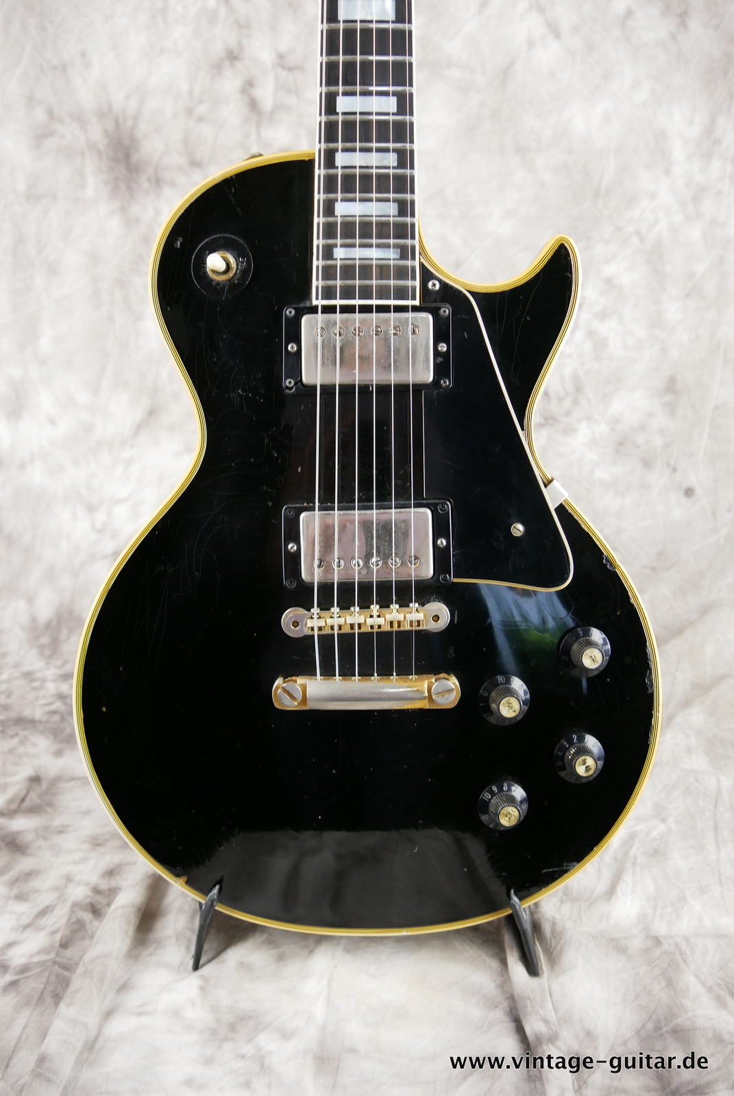 Gibson-Les-Paul-Custom-1969-one-piece-body-and-neck-black-007.JPG
