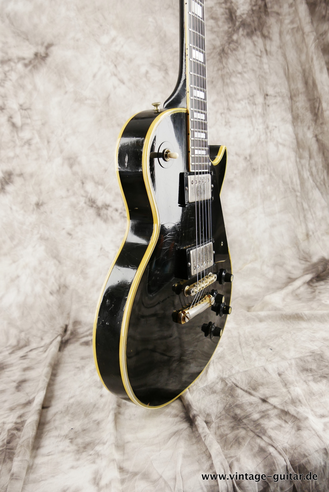 Gibson-Les-Paul-Custom-1969-one-piece-body-and-neck-black-009.JPG