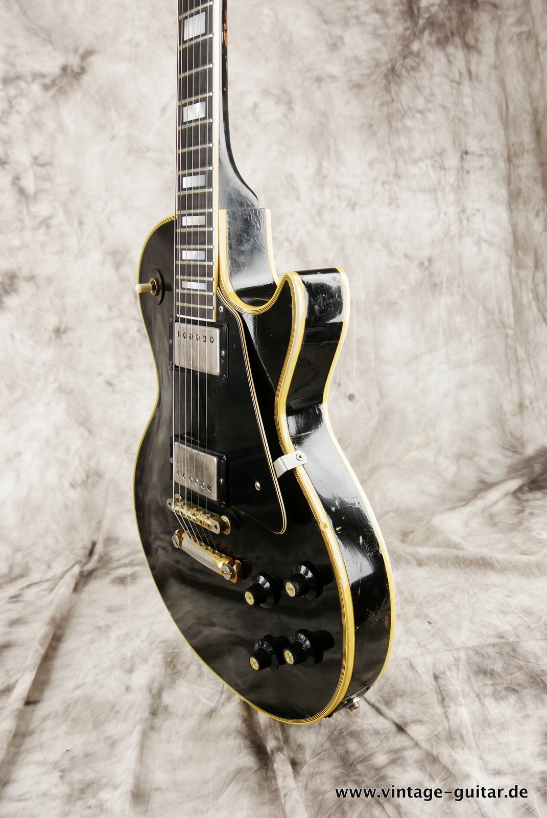 Gibson-Les-Paul-Custom-1969-one-piece-body-and-neck-black-010.JPG