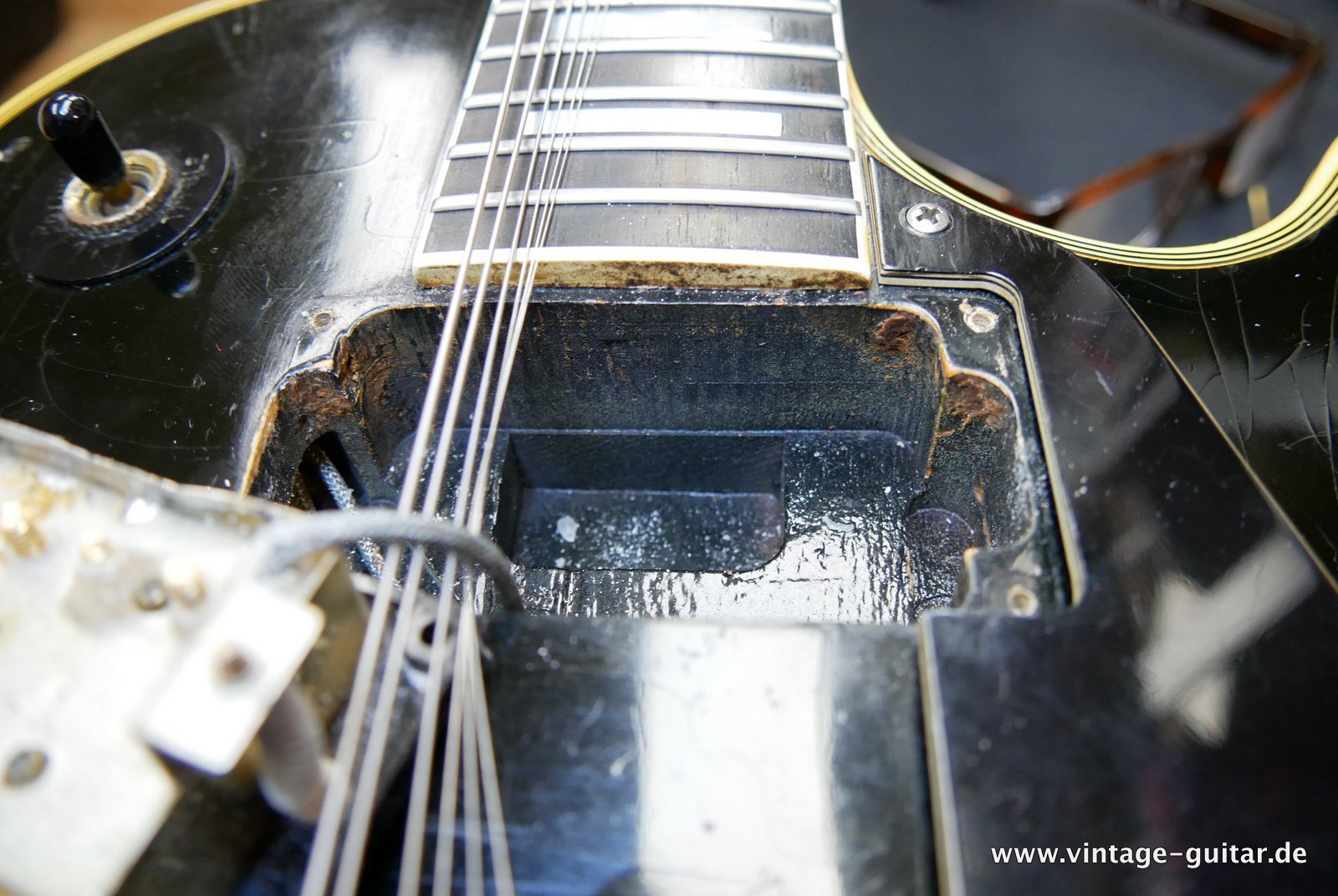Gibson-Les-Paul-Custom-1969-one-piece-body-and-neck-black-017.JPG
