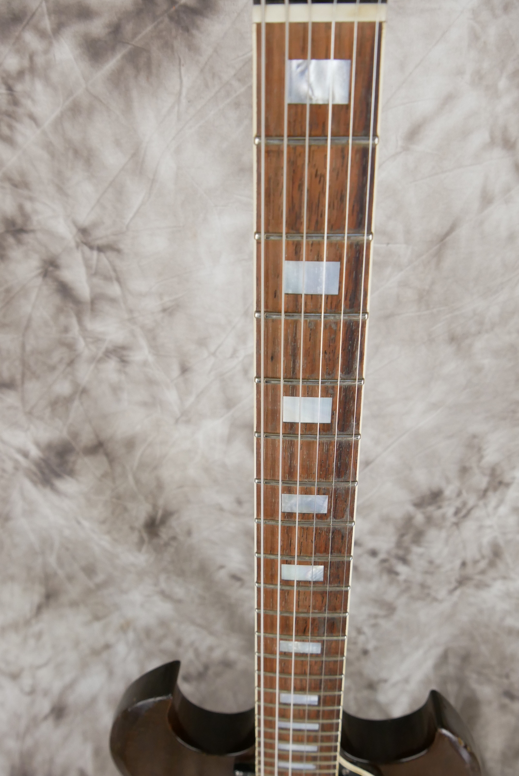 img/vintage/5359/Gibson_SG_Deluxe_bigsby_1971_1972_walnut_cts-pots_1966-005.JPG