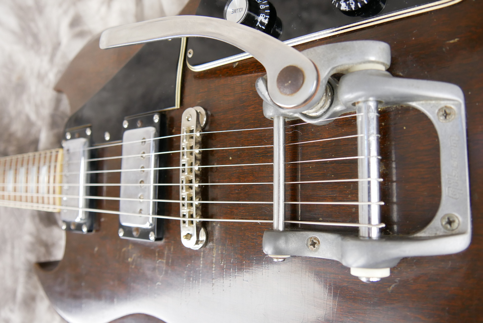 img/vintage/5359/Gibson_SG_Deluxe_bigsby_1971_1972_walnut_cts-pots_1966-016.JPG
