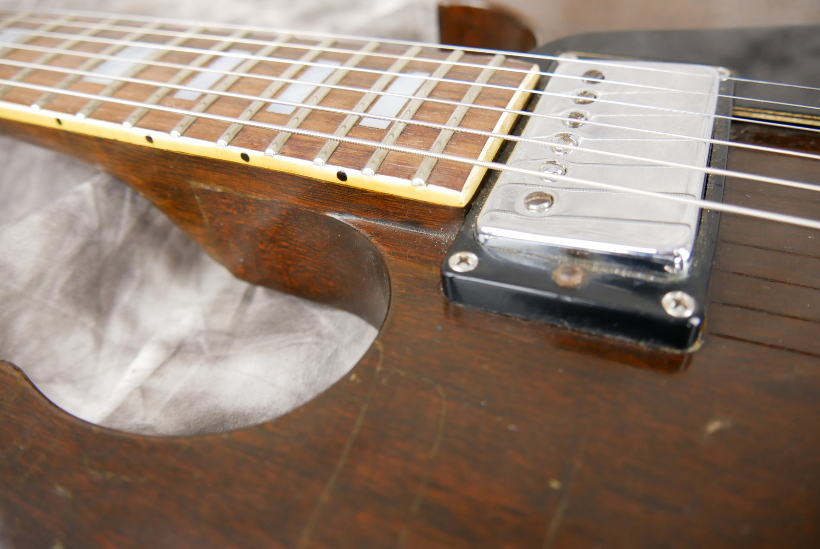 img/vintage/5359/Gibson_SG_Deluxe_bigsby_1971_1972_walnut_cts-pots_1966-018.JPG