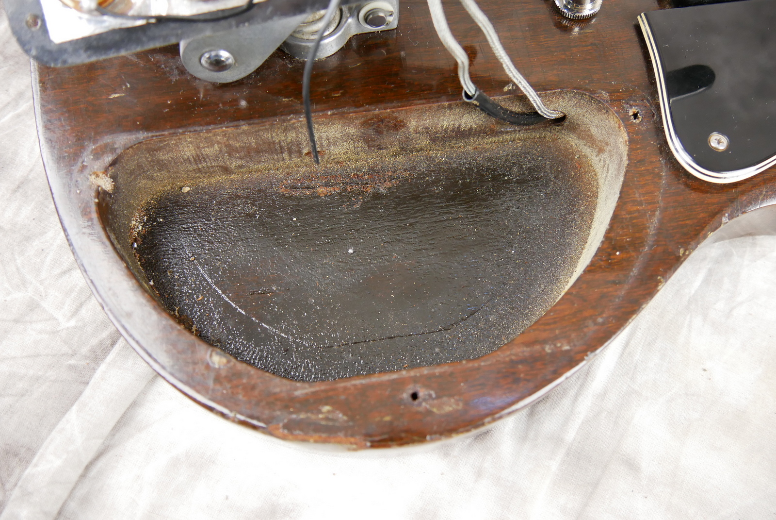 img/vintage/5359/Gibson_SG_Deluxe_bigsby_1971_1972_walnut_cts-pots_1966-021.JPG