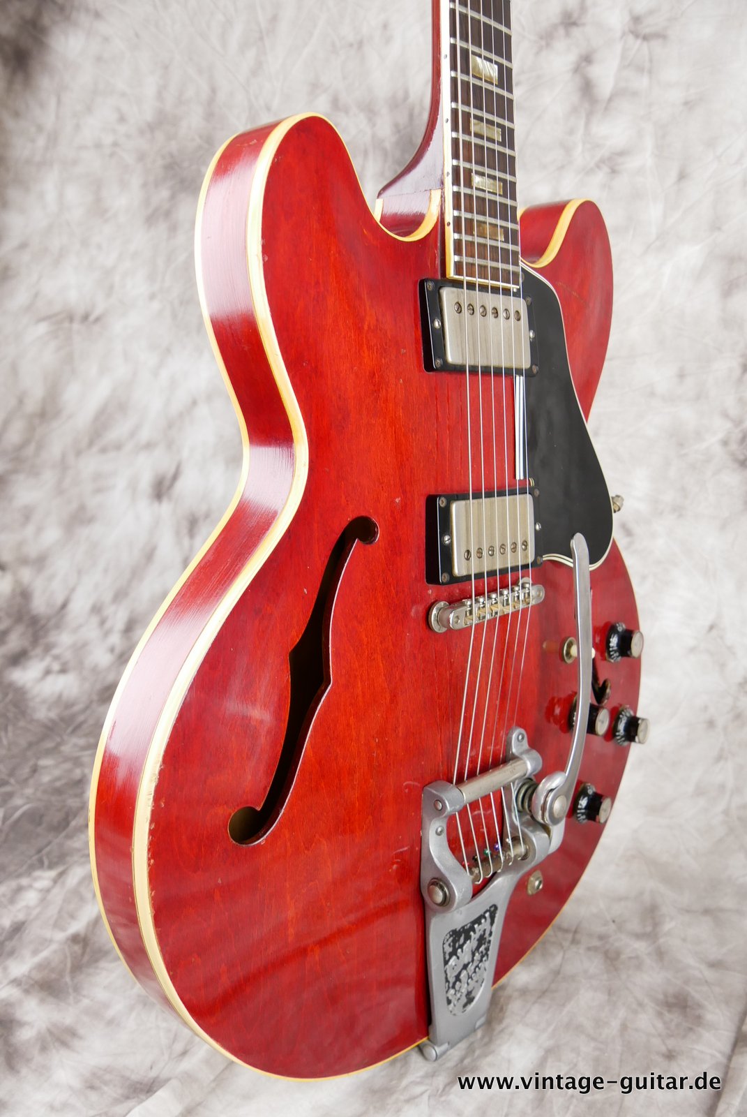 Gibson_ES_335_TDC_cherry_1964-005.JPG