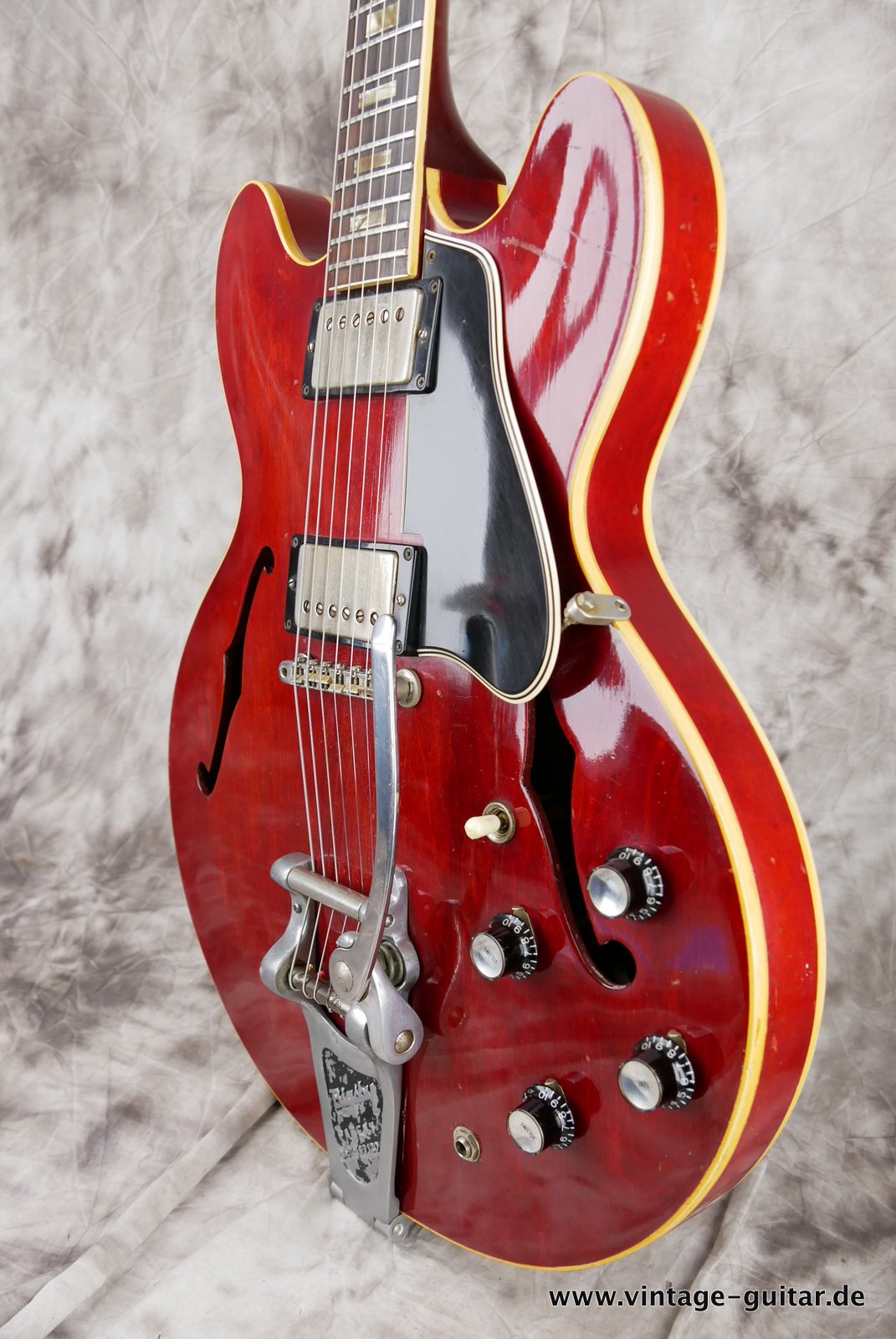 Gibson_ES_335_TDC_cherry_1964-006.JPG